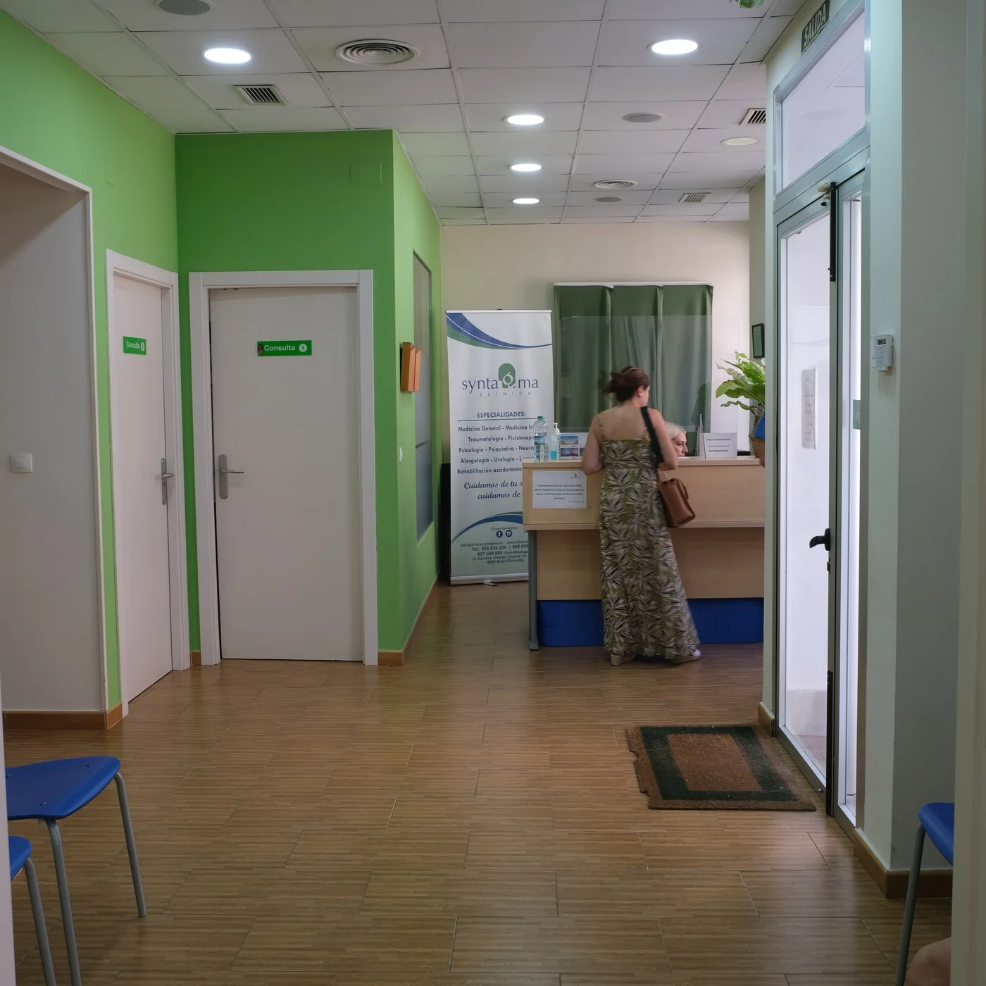 Mujer en recepción de clínica Syntagma
